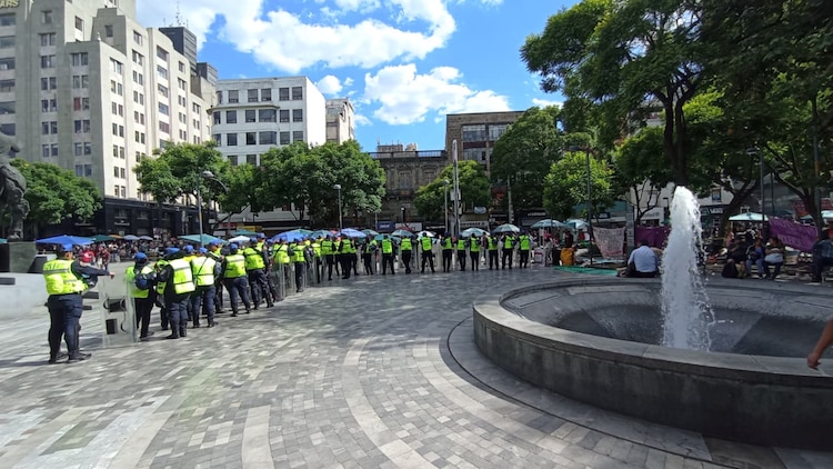 Policías durante operativo de reordenamiento en la Alameda Central.