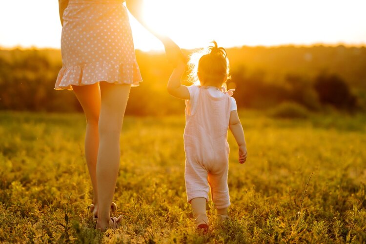 Enfatizan acompañamiento y protección de los padres en cada etapa del desarrollo infantil.