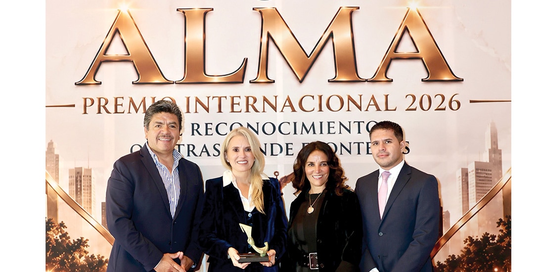La alcaldesa Romina Contreras (2.a de izq. a der.), ayer, al recibir el premio.