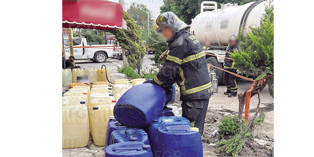 Personal de Bomberos llegó al lugar ante una posible fuga de combustible.