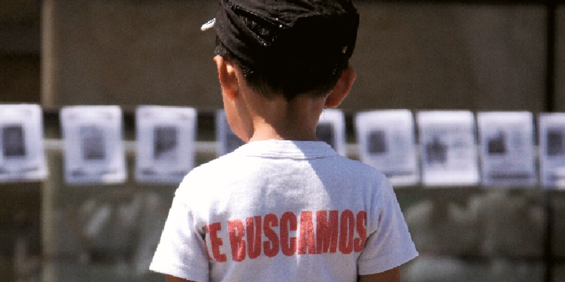 Un niño usa una playera con la leyenda “te buscamos”, en una protesta de 2023.