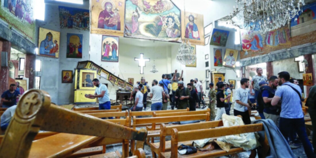 Daños a la iglesia, donde un atacante suicida se inmoló, a las afueras de Damasco, ayer.