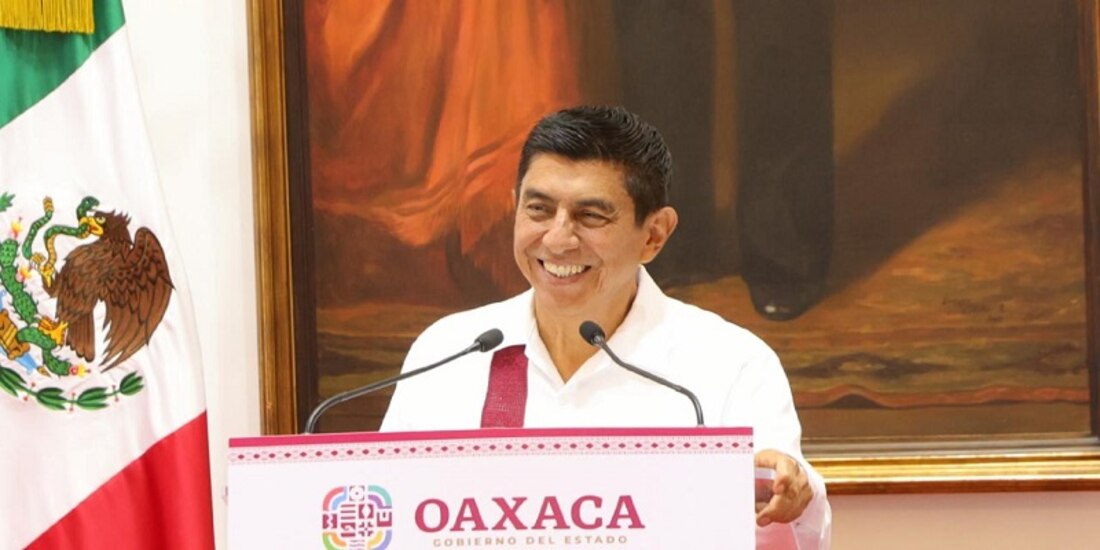 El Gobernador Salomón Jara Cruz, en conferencia de prensa.