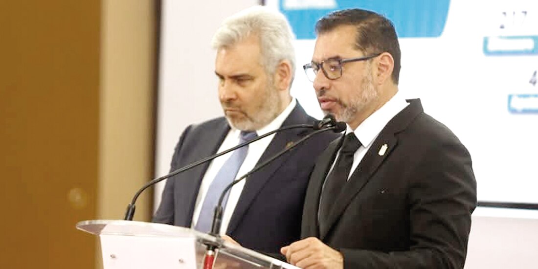 El gobernador de Michoacán, Alfredo Ramírez Bedolla, y el titular de la SSP estatal, Carlos Oseguera Cortés, en conferencia de prensa, ayer.