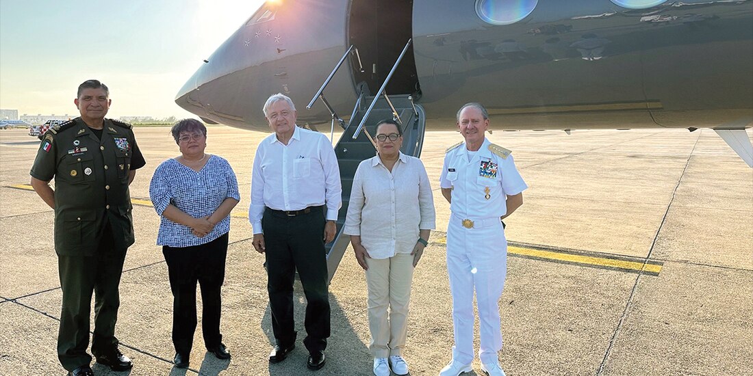 De izq. a der.: los secretarios de la Defensa, de Economía, el Presidente y los titulares de Seguridad y de Marina, ayer.