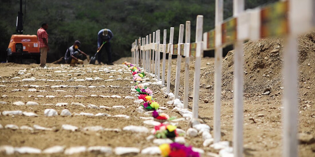 Trabajadores preparan tumbas en el cementerio La Esperanza, ayer.