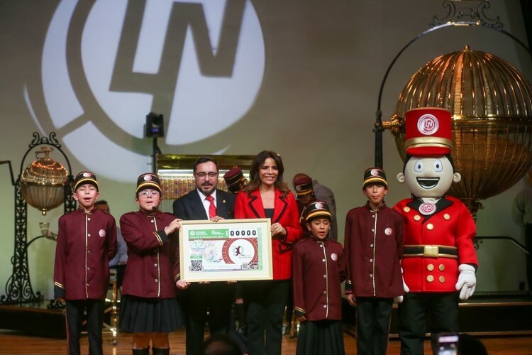 Autoridades de la Lotería Nacional y el Politécnico muestran el billete conmemorativo de los 90 años.