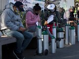 Decenas de personas hacen fila en Iztapalapa, en un módulo instalado por el Gobierno de la CDMX, para rellenar su tanque de oxígeno.