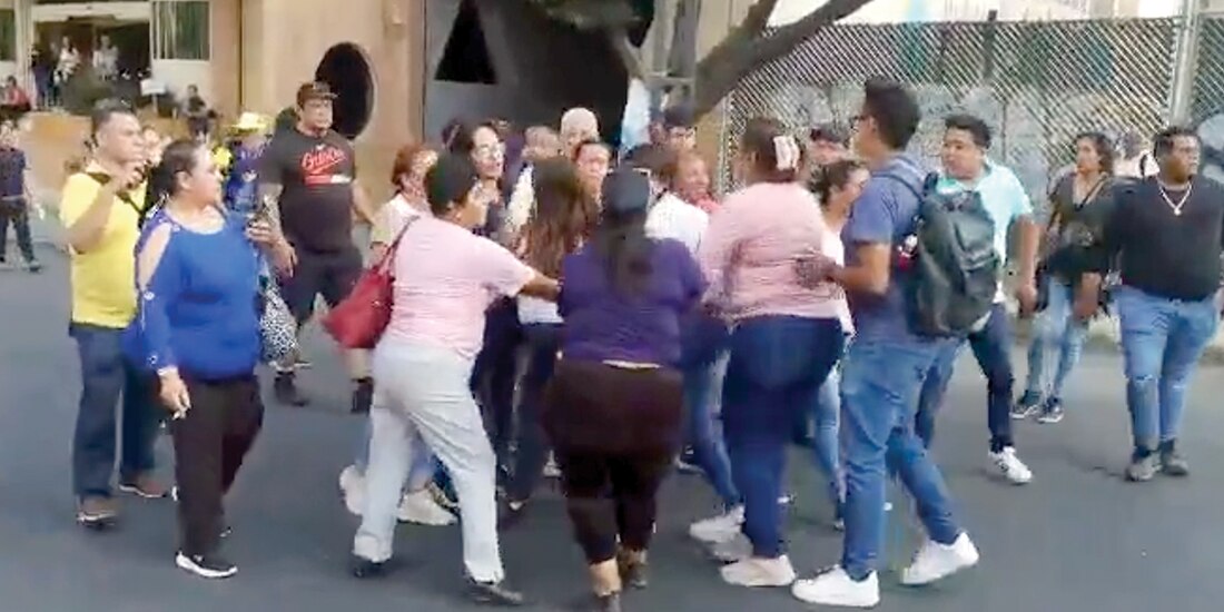 Jaloneos de colaboradores contra funcionarios del partido, el pasado miércoles.