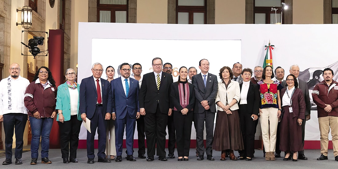 LA MANDATARIA, ayer, con parte del equipo que dará su opinión sobre el fracking.