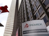 S&P cambia de estable a negativa la perspectiva crediticia de Pemex y CFE.