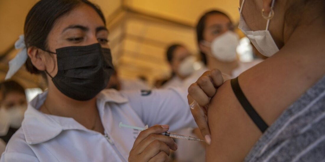 Persona recibiendo vacuna contra COVID-19 de Johnson & Johnson.