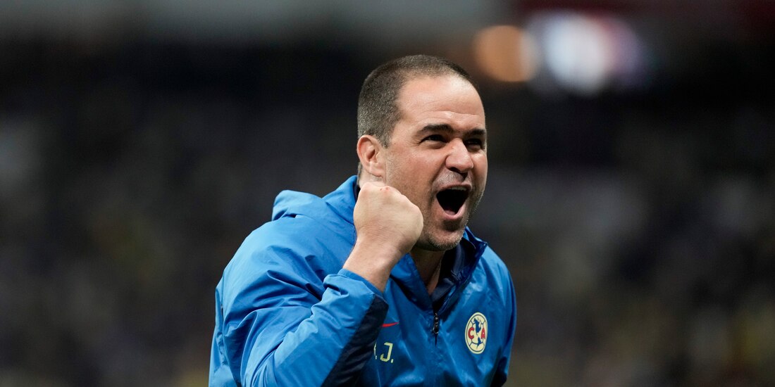 André Jardine festeja el gol de Israel Reyes en la semifinal de vuelta entre América y Chivas.