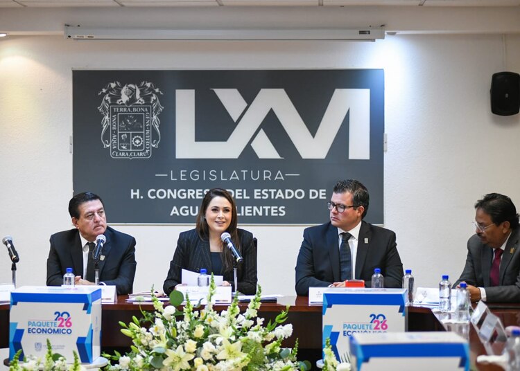 La gobernadora Tere Jiménez entrega la propuesta de Paquete Económico 2026 al presidente de la Mesa Directiva del Congreso, Humberto Javier Montero de Alba.