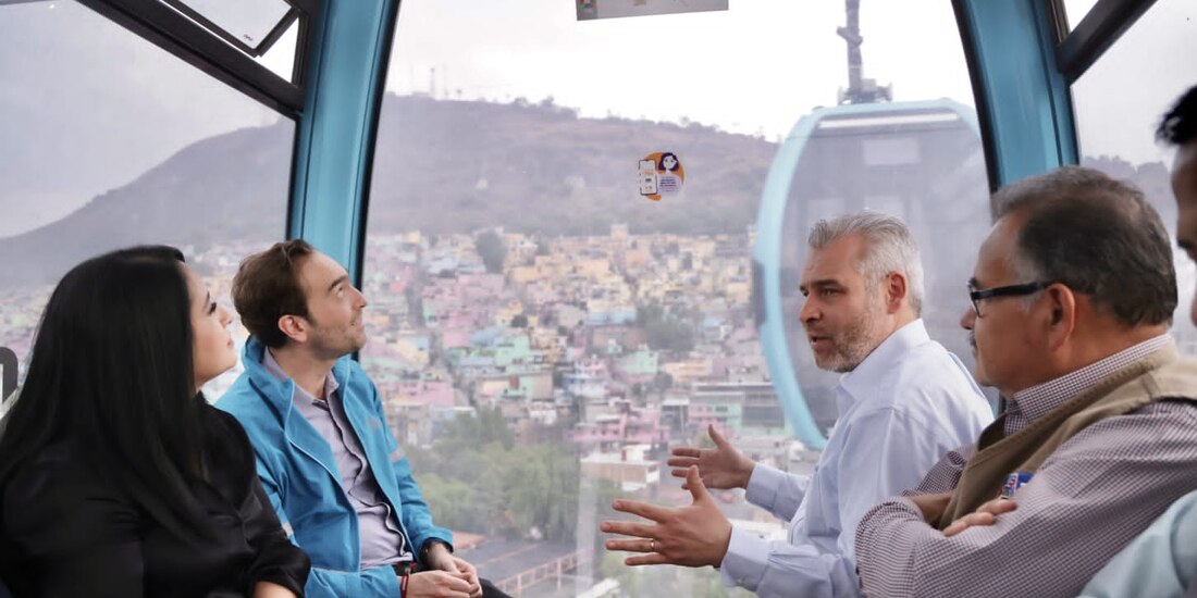 El mandatario estatal en un viaje del Cablebús.
