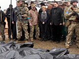 Ursula von der Leyen mira cuerpos de civiles en la ciudad de Bucha, ayer.
