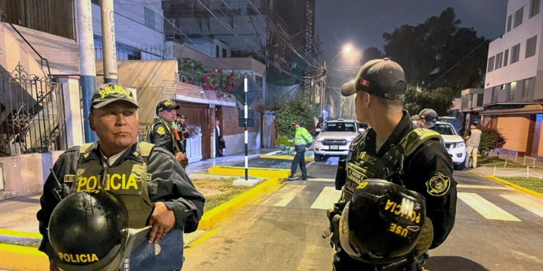 Elementos de la Fiscalía peruana al exterior de la residencia de Dina Boluarte.