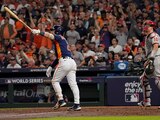 Alex Bregman después de lograr su homerun productor de dos carreras en el Juego 2 de la Serie Mundial entre Astros y Phillies.