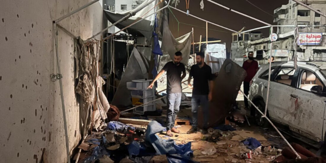 Palestinos inspeccionan el lugar de un ataque israelí donde periodistas fueron asesinados, ayer.