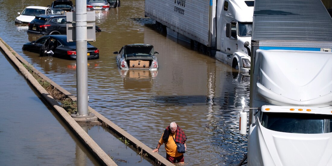 Un ciudadano camina en una autopista anegada en el Bronx, en Nueva York, un día después de las fuertes lluvias.