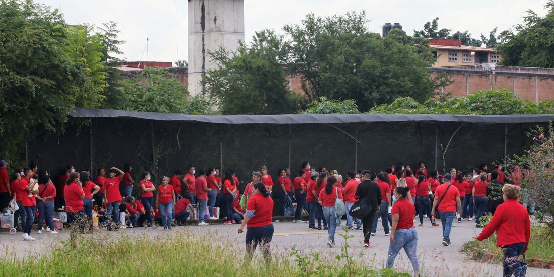 Familiares de reos del Centro de Readaptación Social de Atlacholoaya se manifiestan a las afueras del centro penitenciario