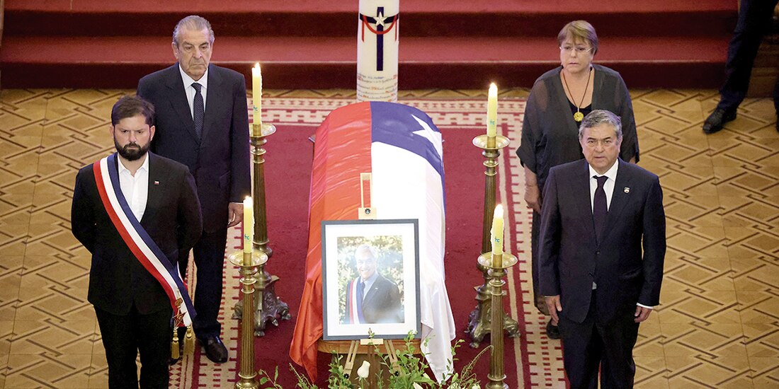 El presidente Gabriel Boric, y los expresidentes Michelle e Bachelet y Eduardo Frei montaron guardia de honor, ayer.