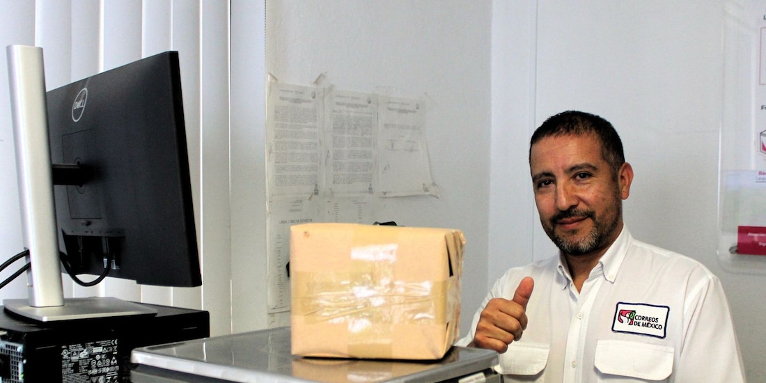 Correos de México reanudó los envíos de paquetería a Estados Unidos con nuevas restricciones, requisitos obligatorios y un impuesto del 10% al valor declarado.