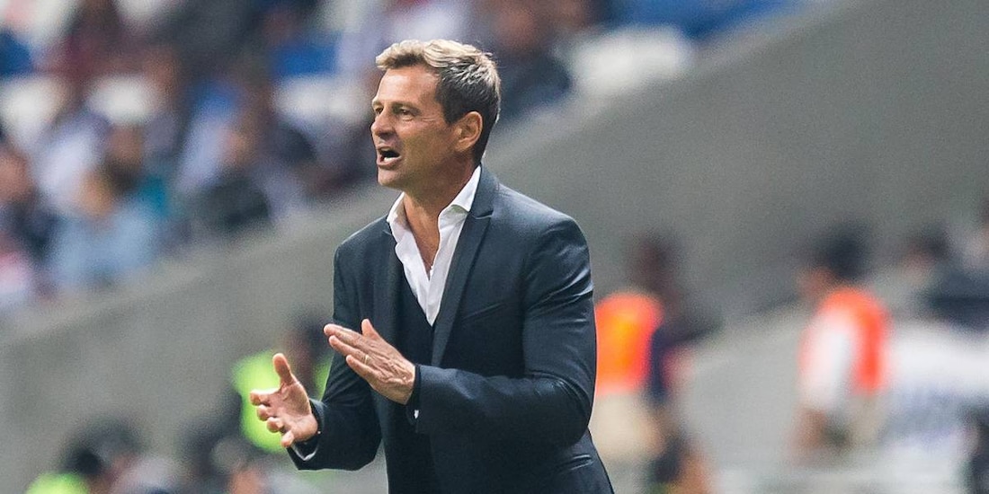 Diego Cocca da indicaciones durante un partido al frente de Xolos en 2018.