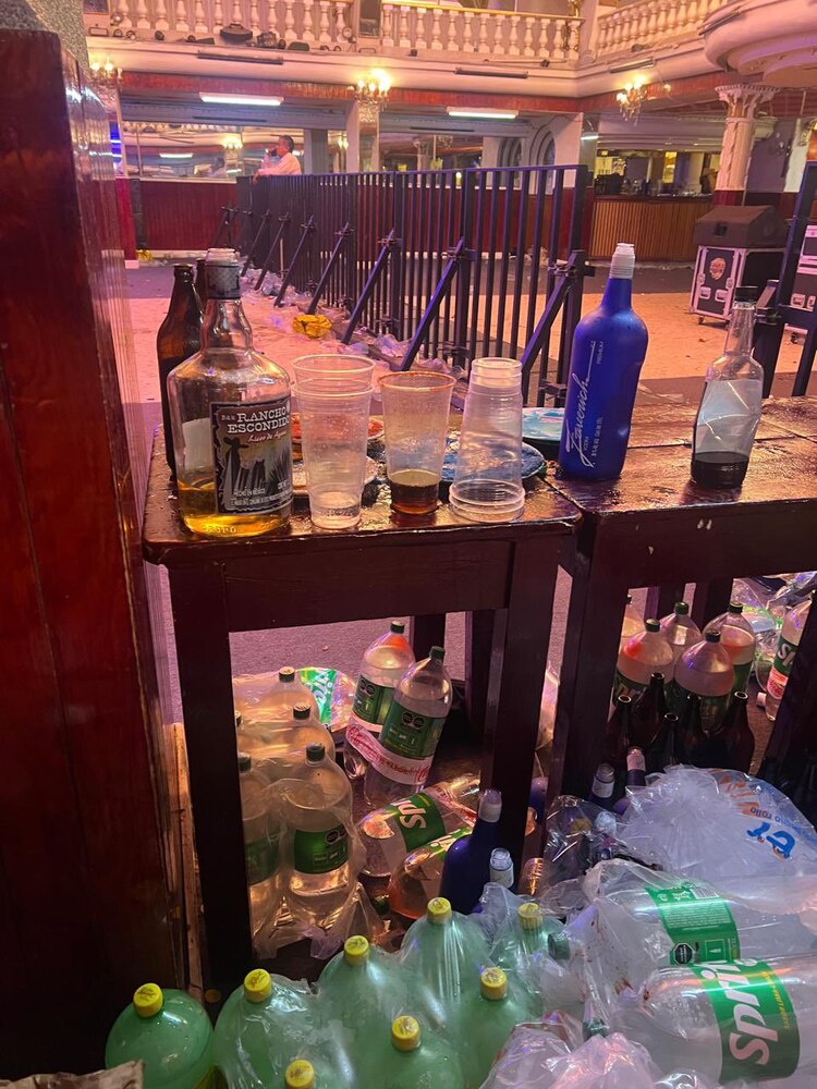 "Alcohol en exceso", entre lo hallado en el inmueble.