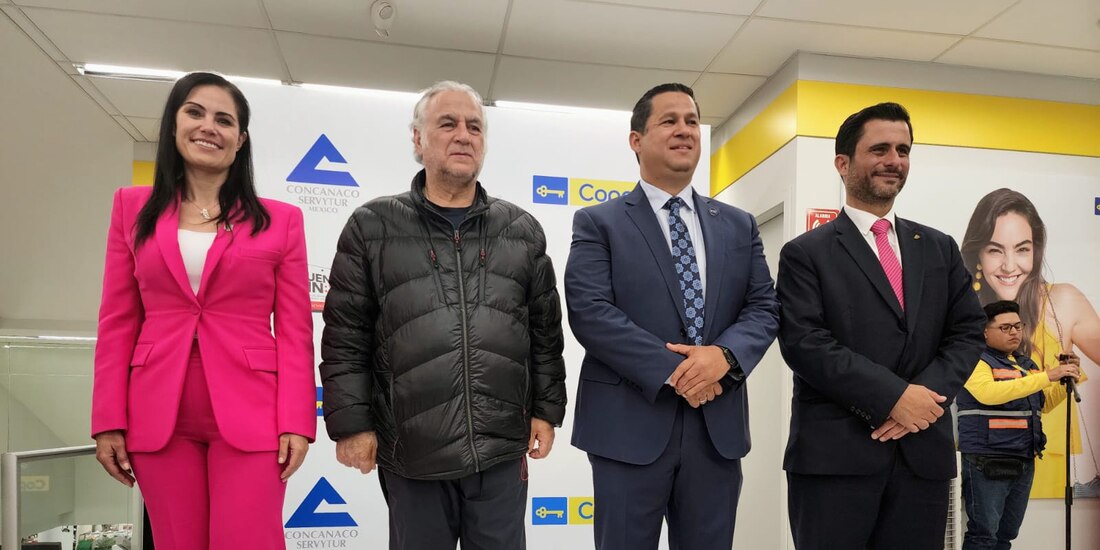 De izq. a der.: Alejandra Gutiérrez, Miguel Torruco, Diego Sinhue Rodríguez y Héctor Tejada, en León, Guanajuato, durante el inicio del programa, ayer,