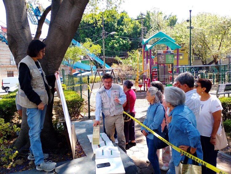 El ingeniero Leonardo Ramírez (centro), durante un encuentro vecinal donde explica la obra civil, en imagen de archivo