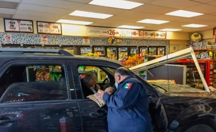Por fortuna, el conductor y las personas que estaban en la tienda resultaron ilesos