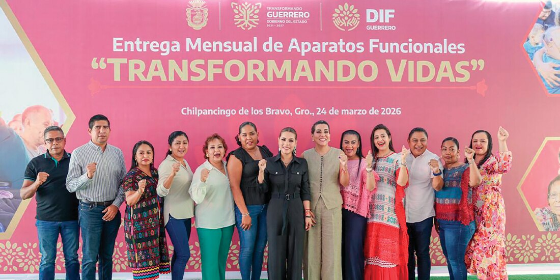 LA GOBERNADORA Evelyn Salgado (c.), ayer, en la entrega de los apoyos.