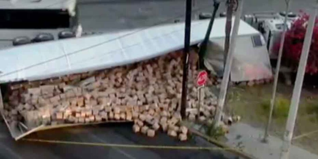 Así quedó el tráiler luego de que no pudo ganarle el paso al tren en Guadalupe, Nuevo León.