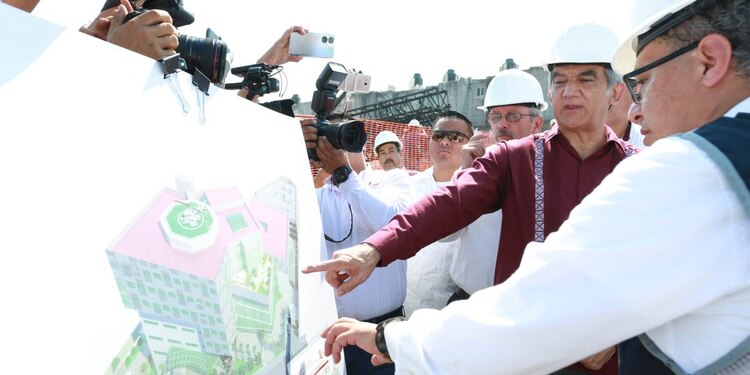 El gobernador estuvo acompañado del director general del ISSSTE, Pedro Zenteno Santaella, del director del IMSS, Zoé Robledo Aburto y del subsecretario de Hacienda y Crédito Público, Gabriel Yorio.