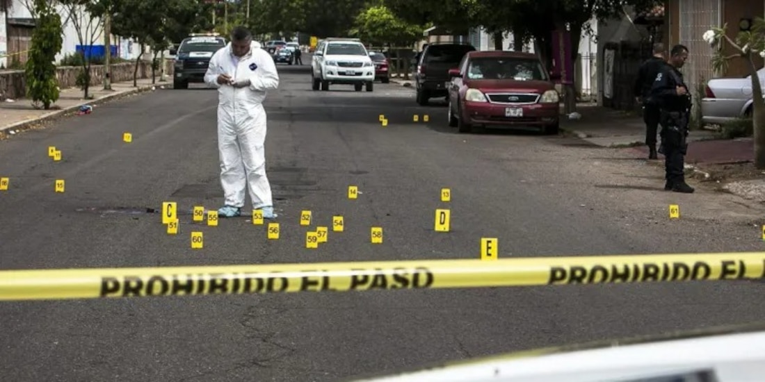 Agentes de Servicios Periciales al iniciar su trabajo luego de un homicidio.