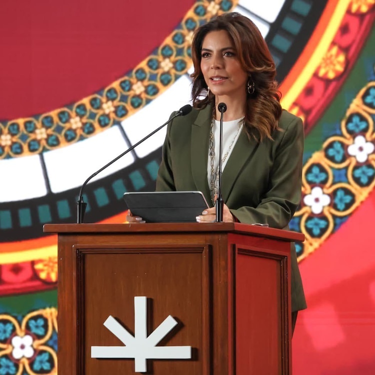 Olivia Salomón, directora general de Lotería Nacional, presenta el billete conmemorativo por el 80° aniversario de Estudios Churubusco.