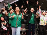 La mandataria federal (c.), flanqueada por la alcaldesa Nancy Núñez y la Jefa de Gobierno, Clara Brugada, ayer.