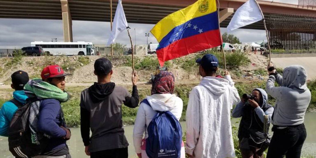 Corte de EU mantiene Título 42, política que obliga a migrantes a permanecer en frontera con México.