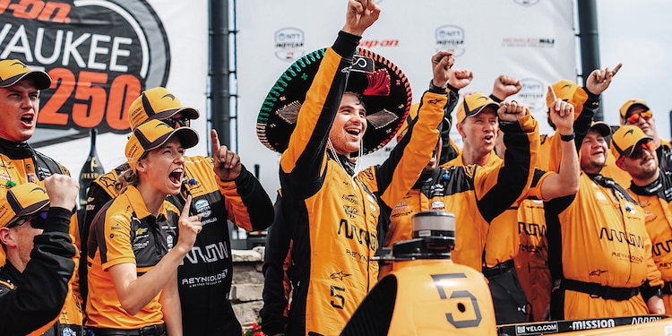 O’WARD, celebra una de sus dos victorias, ayer, con su equipo.