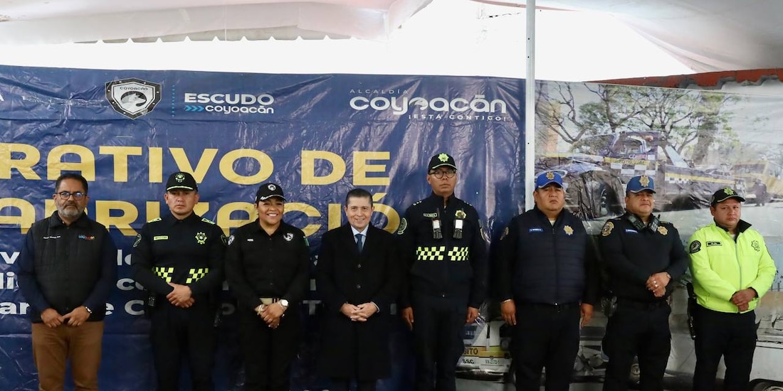 El alcalde Giovani Gutiérrez (centro) da inicio al programa de Chatarrización 2024 para mejorar la seguridad urbana.