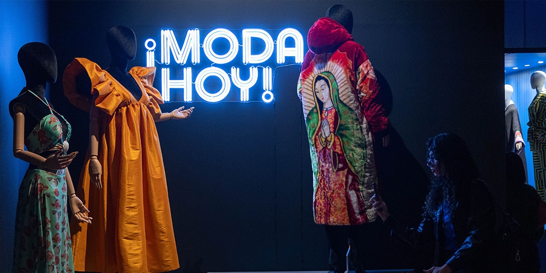 El abrigo Devotion, de Brenda Equihua, en exhibición.