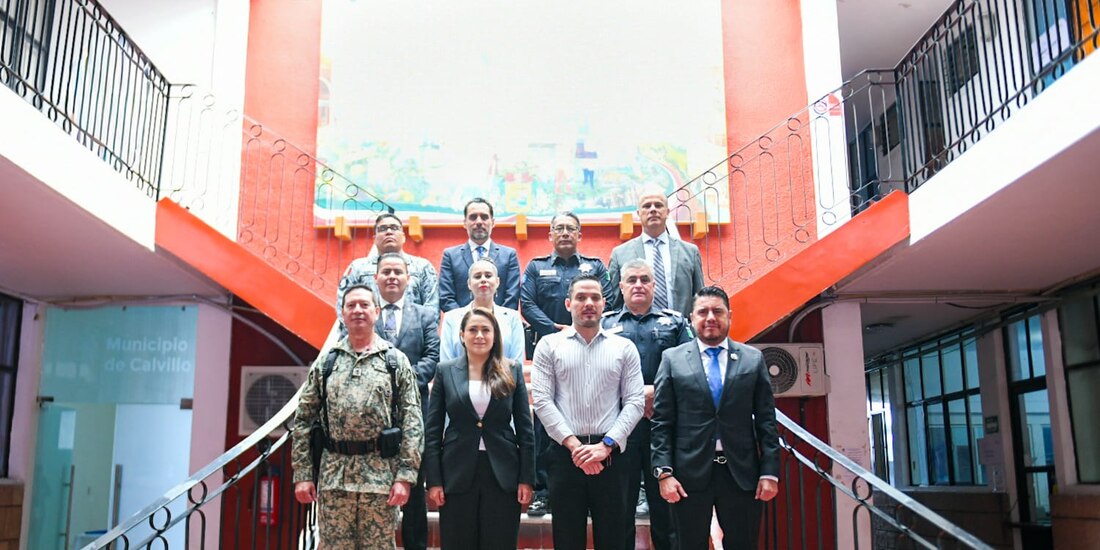 La Gobernadora al centro de la imagen con autoridades en la entidad.