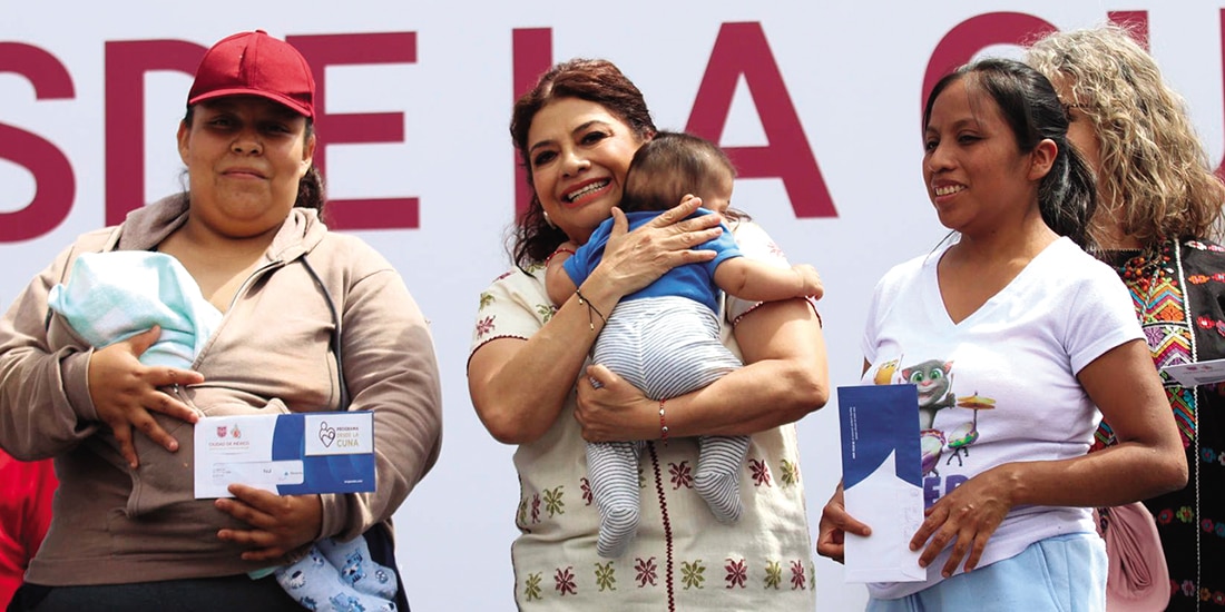 Clara Brugada durante la entrega de apoyos de Desde la Cuna, en 2025.