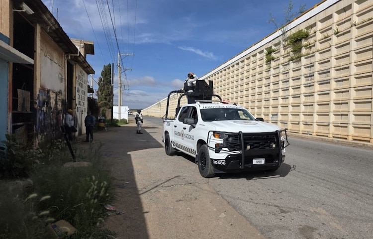 Una unidad de la Guardia Nacional a un costado de la carretera federal 54.