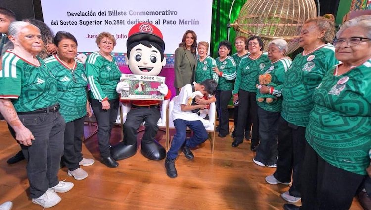 El carismático Pato Merlín acudió al evento portando los mismos colores institucionales que distinguen a la Selección Nacional.