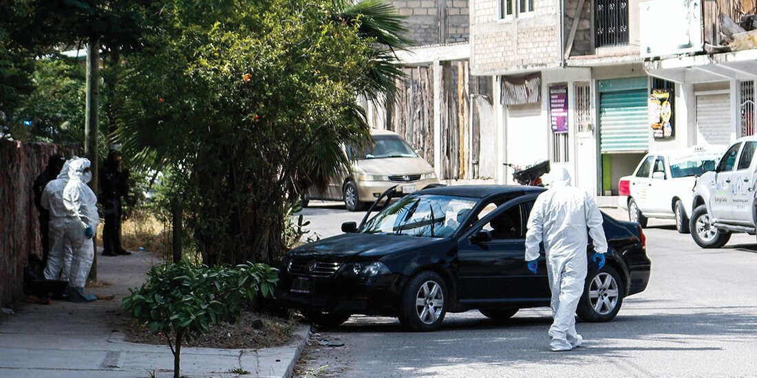 Peritos analizan el auto en el que viajaban los periodistas, ayer, en Chilpancingo.
