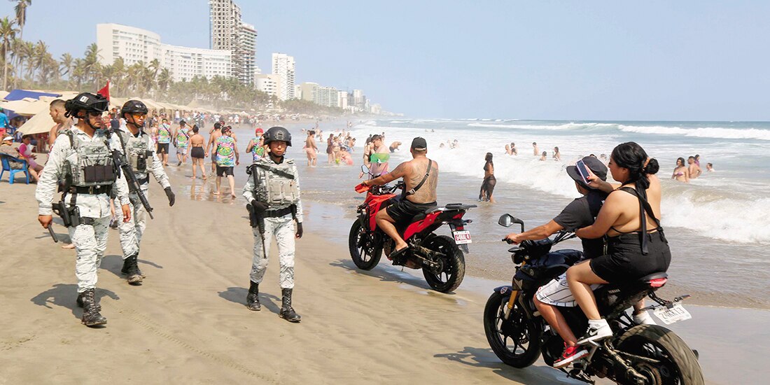 Recorrido de la Guardia Nacional por la playa Revolcadero, el sábado.