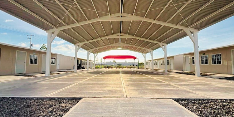 Techumbre construida en la plaza cívica de una de las 125 escuelas que ha construido la fundación hasta el momento.