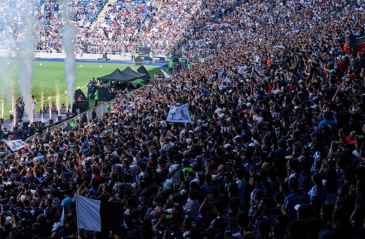 La afición se rindió ante la presencia de su nueva estrella.